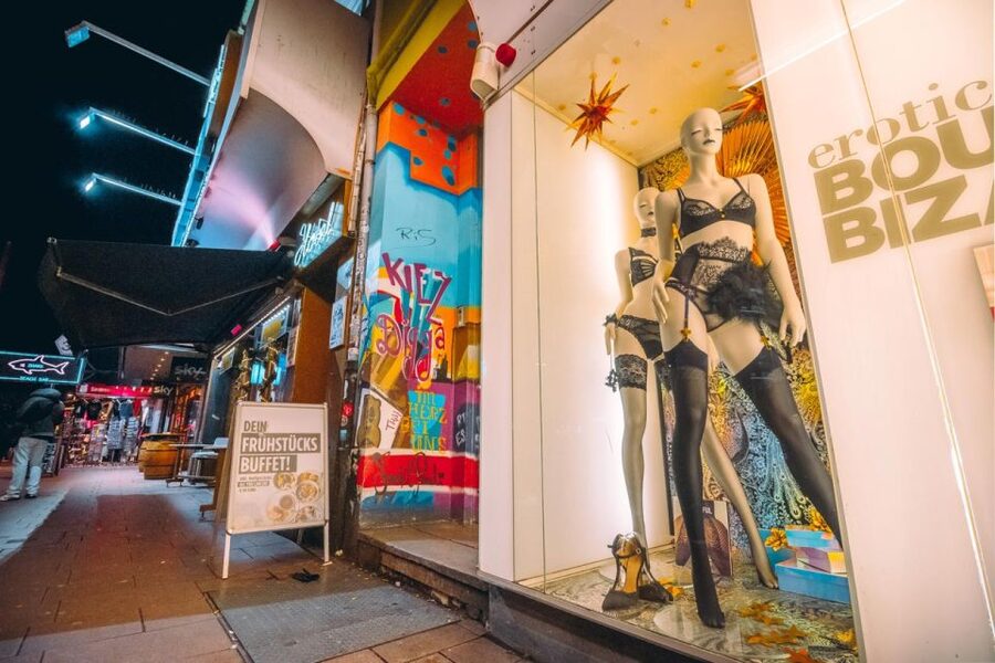 KIEZ SPEED TOUR/ADULTS ONLY - 1h - Why St Pauli works best at night