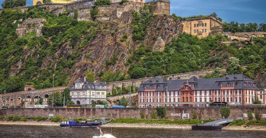 Koblenz: Old Town Tour with the Ehrenbreitstein Fortress - Taking the cable car toward Koblenz