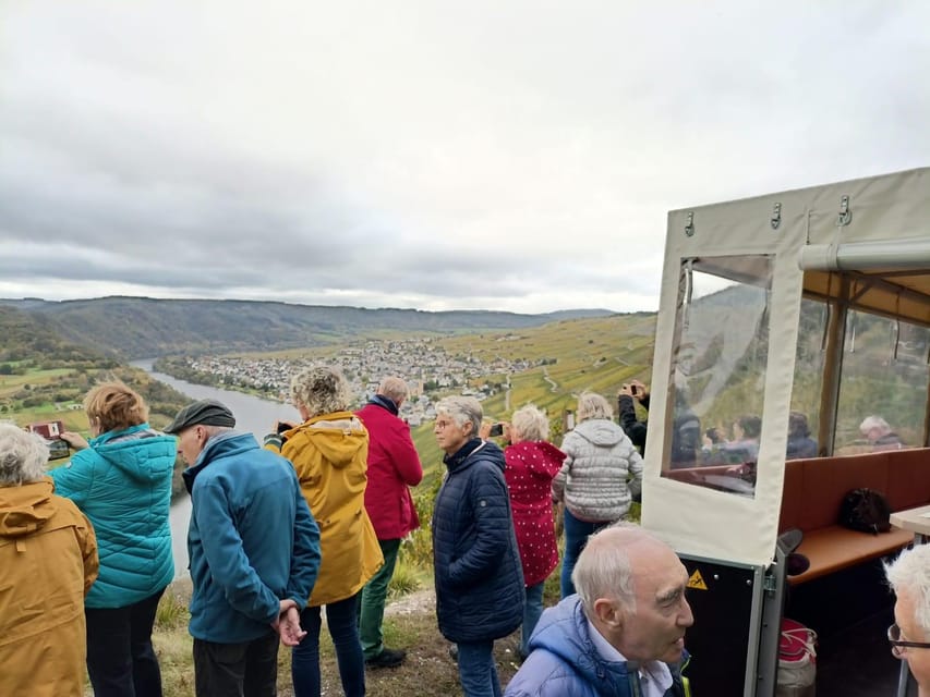 Kröv, Mosel: PLANWAGENFAHRT through the vineyards with wine tasting - A covered wagon is the right speed for Kröv’s vineyards