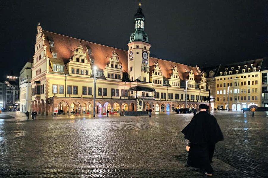 Leipzig: 1.5-Hour Public Tour with Night Watchman Bremme - The old town hall and market with the old stock exchange