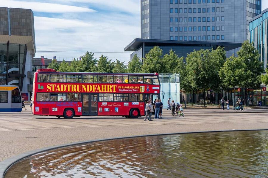 Leipzig: Bus Tour with Walking Tour - From the Waldstraßen Quarter to the city harbor