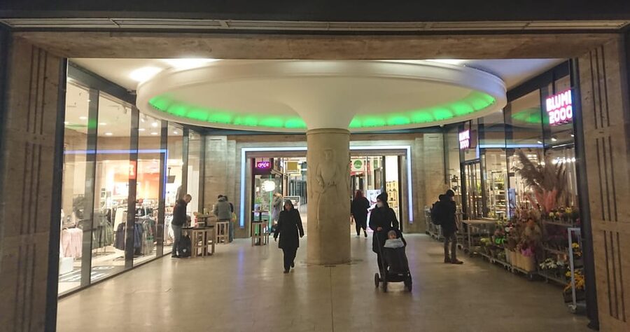 Leipzig: City Center Guided Walking Tour - Languages, group size, and accessibility