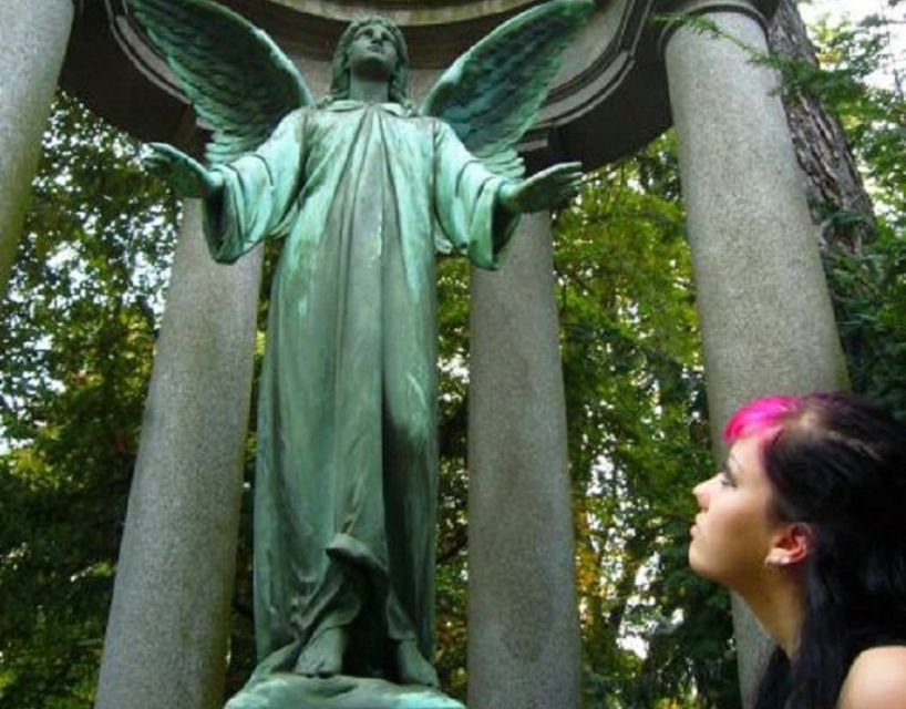 Leipzig: Guided Tour of the Southern Cemetery - Starting at the main entrance