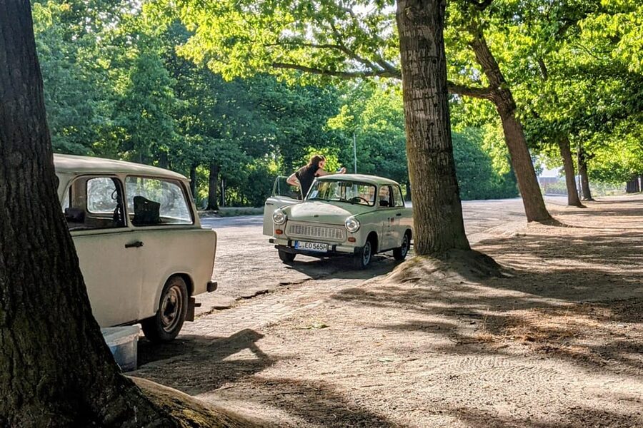 Leipzig: Trabant Rental for your very own tour - Meeting your Trabi beside Bayerischer Bahnhof