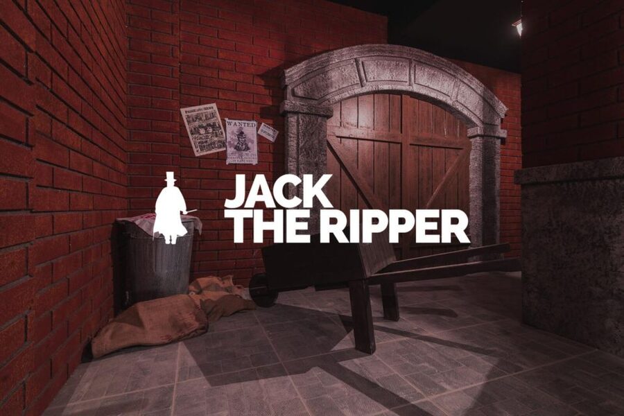 Live escape room - The setting, entrance, and gamemaster support