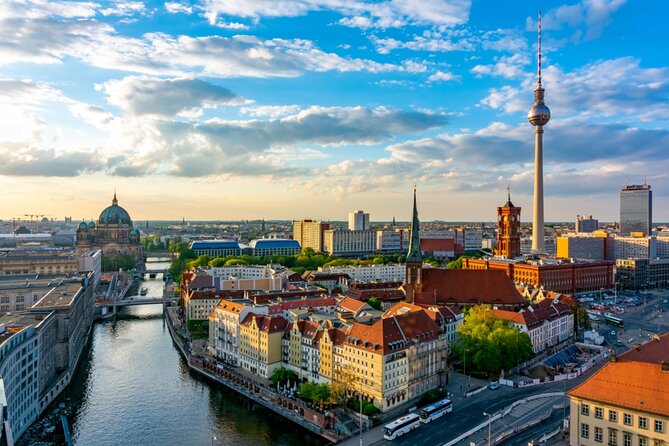 Love and War in Berlin: Self-Guided Story Puzzle Walk - How the Alexanderplatz start sets the tone