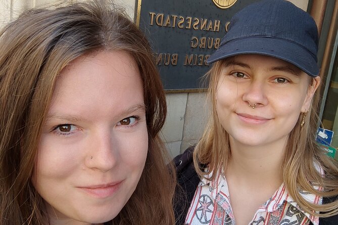 Love and War in Berlin: Self-Guided Story Puzzle Walk - Red Town Hall and Neptune Fountain
