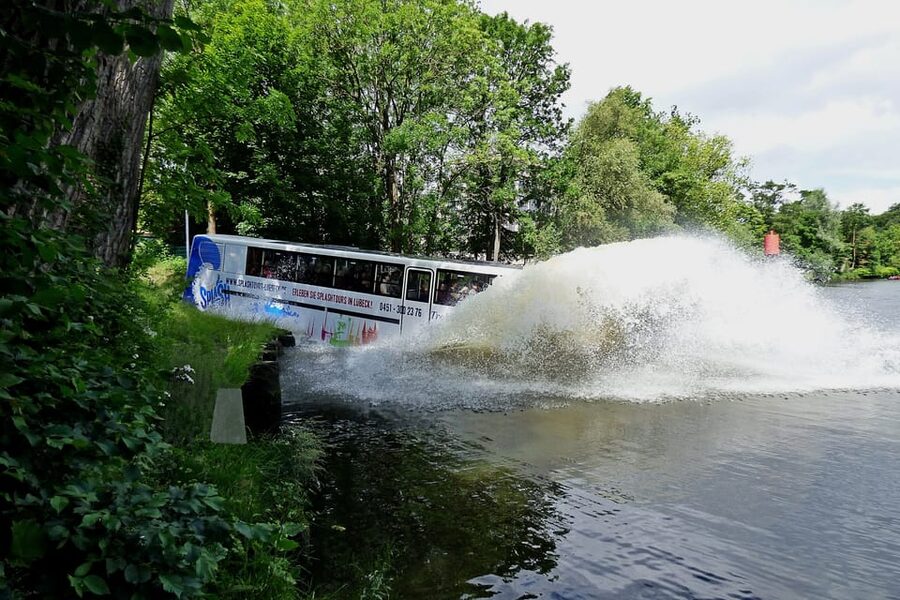 Lübeck: 1-Hour Splash Bus City Tour - The memorable transition from street to water