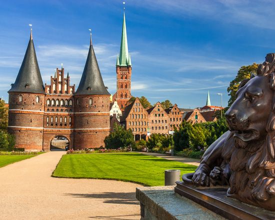 Lübeck: Classic Tour of the Hanseatic City - From the Salzspeicher warehouses to the port