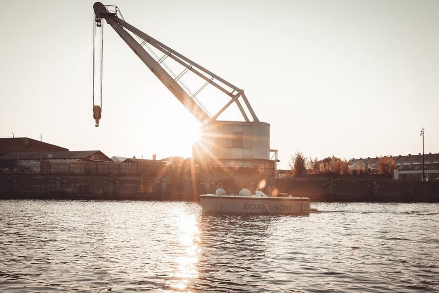 Lübeck: Electric Boat Rental - without driving licence - A comfortable boat for six people