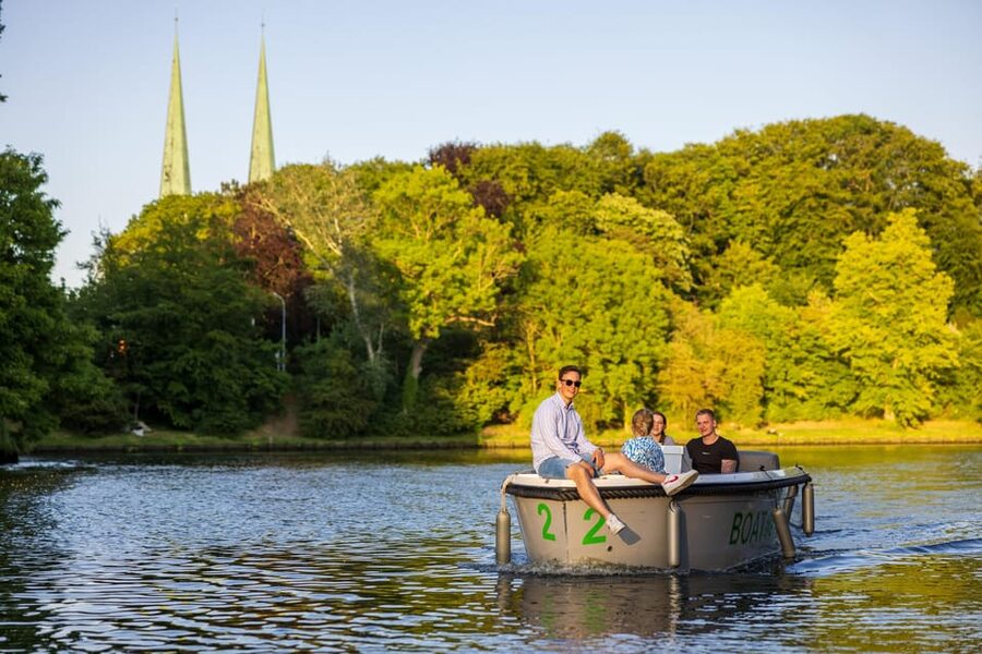Lübeck: Electric Boat Rental - without driving licence - The quiet advantage of electric power