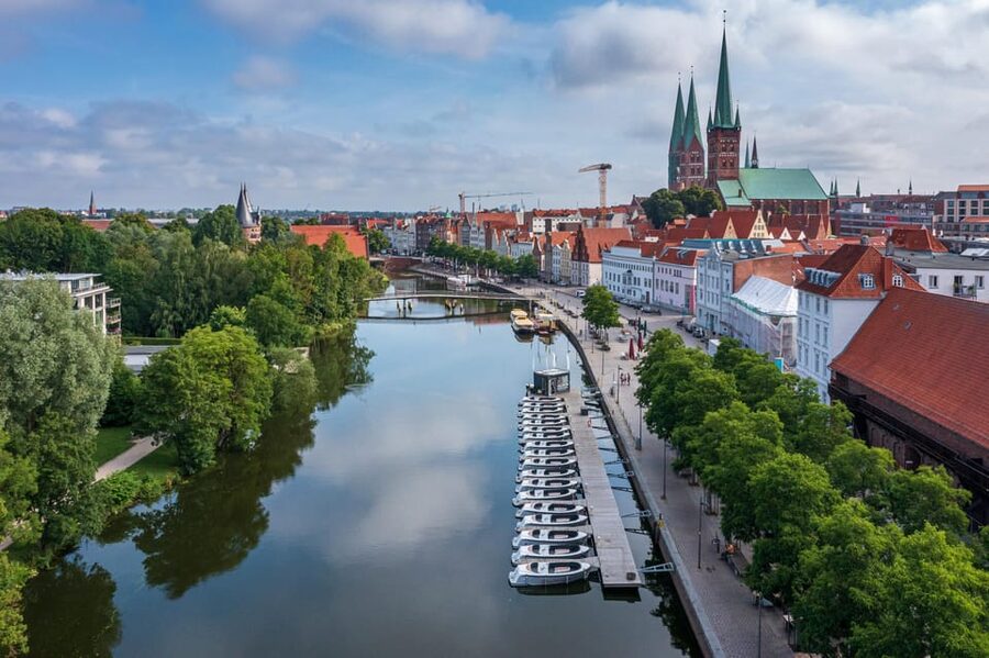 Lübeck: Electric Boat Rental - without driving licence - How long should you book?