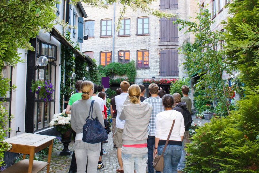 Lübeck: Entertaining Tour Through Hidden Courtyards - Monastery courtyards and homes for widows