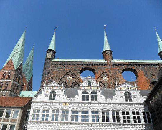 Lübeck: Hanseatic League History Walking Tour - Starting beneath the Holsten Gate