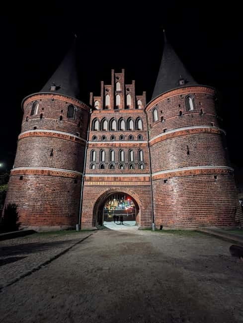 Lübeck zwischen Grusel und Geschichte Truecrime zu Halloween - Meeting the tour at the Holstentor