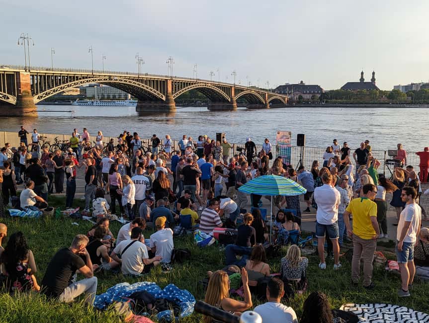 Mainz: guided evening tour of the Rhine embankment/old town in German and English - Why Mainz works so well after dark