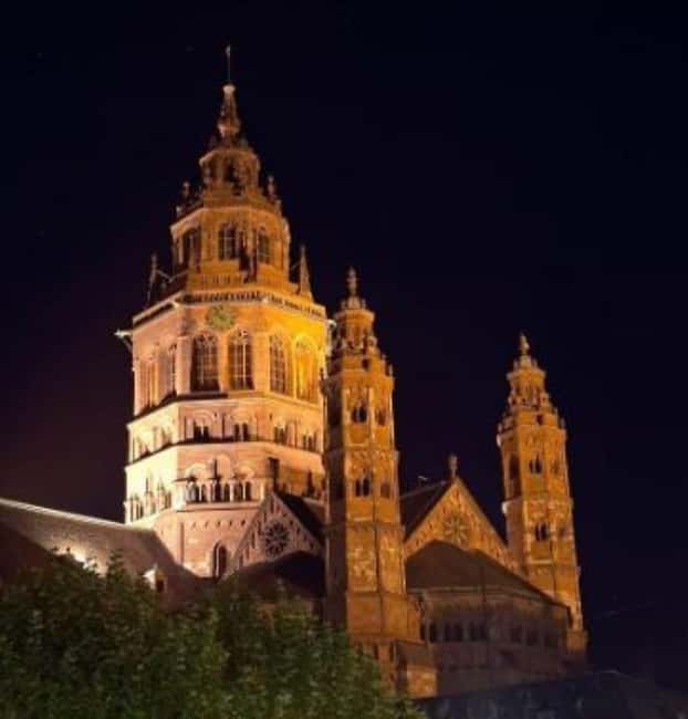 Mainz: guided evening tour of the Rhine embankment/old town in German and English - Meeting by the Rhine and the Theodor Heuss Bridge