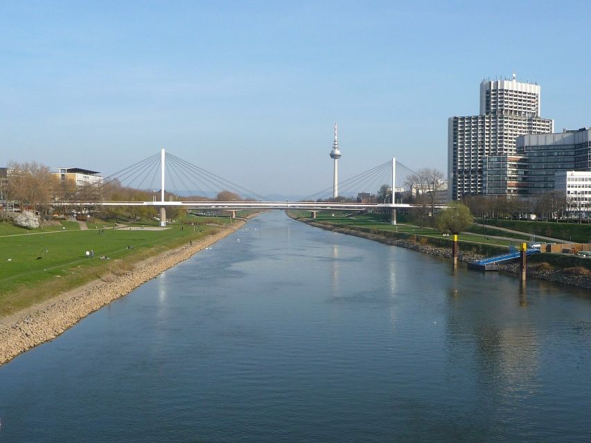 Mannheim: Express Walk with a Local in 60 minutes - From the Wasserturm Toward the Barockschloss