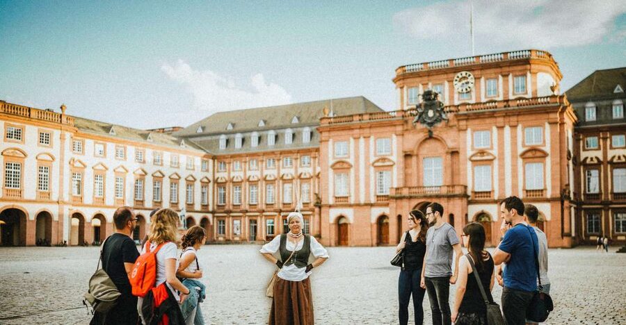 Mannheim, guided costume tour: Hangmen, Witches, Huguenots - Meeting the executioner’s daughter at Market Square