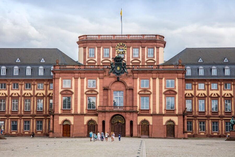 Mannheim, guided costume tour: Hangmen, Witches, Huguenots - Mannheim crime stories with local detail
