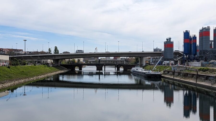 Mannheim, guided walking tour: Industrial culture at the commercial port - Bridge architecture as a guide to city history