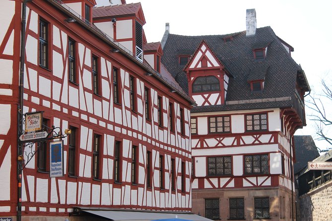 Medieval Tour in Nuremberg in Spanish - Hauptmarkt and St. Lorenz set the scene