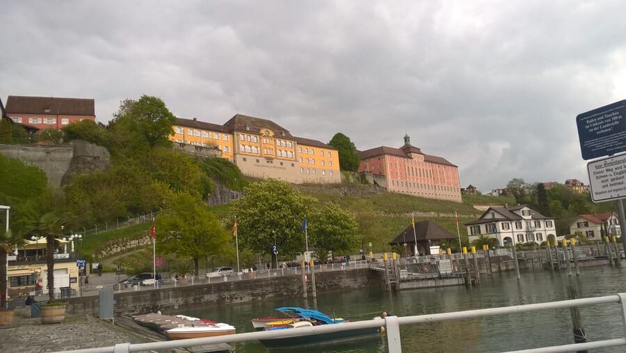 Meersburg: Public city tour with wine tasting - Through the gate to Meersburg’s upper town