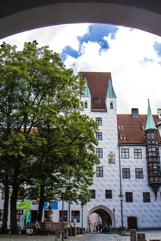 München: Stadtführung Henker, Huren, Hexen in GERMAN - St. Michael’s Church and the problem of linking famous sights