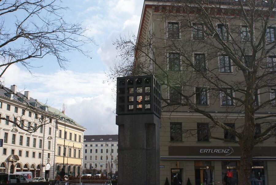 Munich and Nazi History Combination Day Tour Small Group - The guide makes or breaks the day