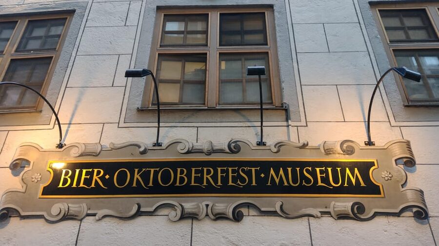 Munich: Bavarian Beer Walking Tour with Samples - Frauenkirche and Marienplatz between beer stops
