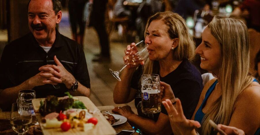 Munich: Beer and Food Tour with Dinner & Oktoberfest Museum - Seeing Munich’s traditional beer garden and halls