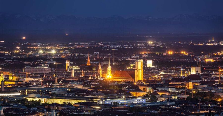 Munich: Christmas Market Magic Walking Tour with a Local - The food stop: a hot drink and a local treat