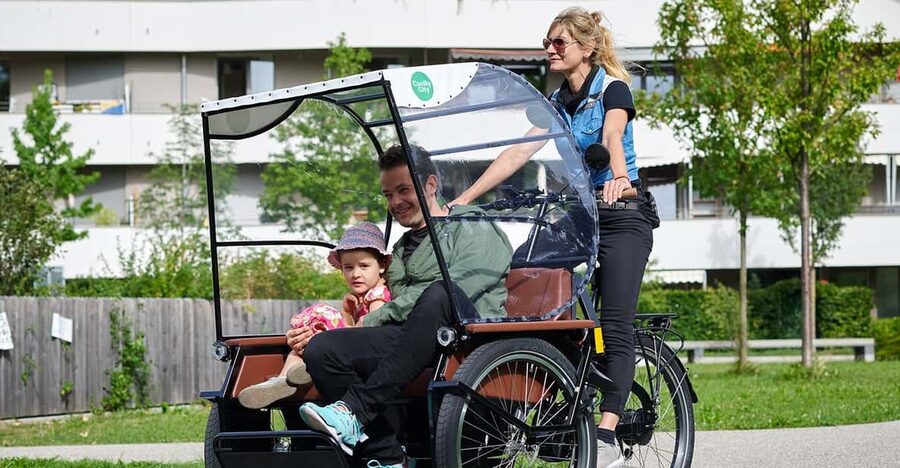 Munich: Day-rent rickshaw and explore Munich yourself - Cruising through the English Garden