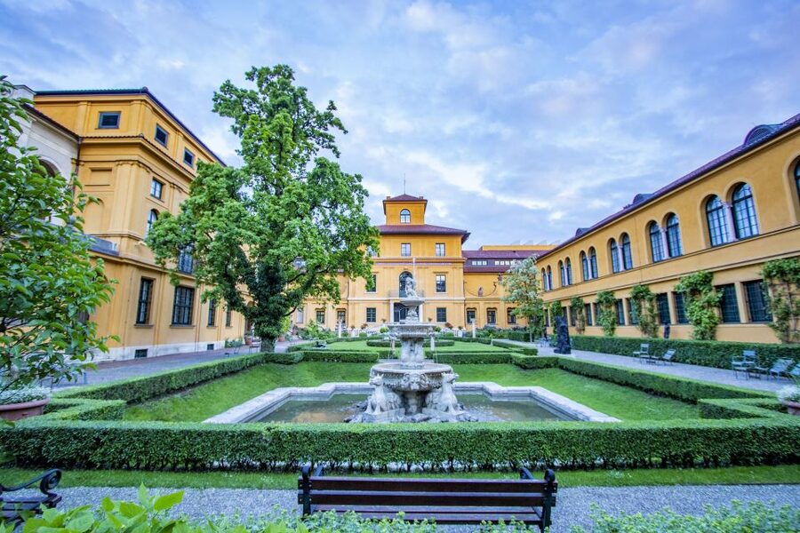Munich: Express Walk with a Local in 90 minutes - Beer gardens, cafés, and evening ideas
