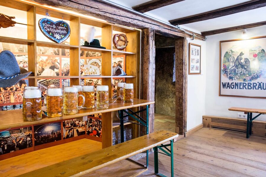 Munich: Food Tour Beer- 3 small beers & "Brotzeit" in GERMAN - Who should book this experience?