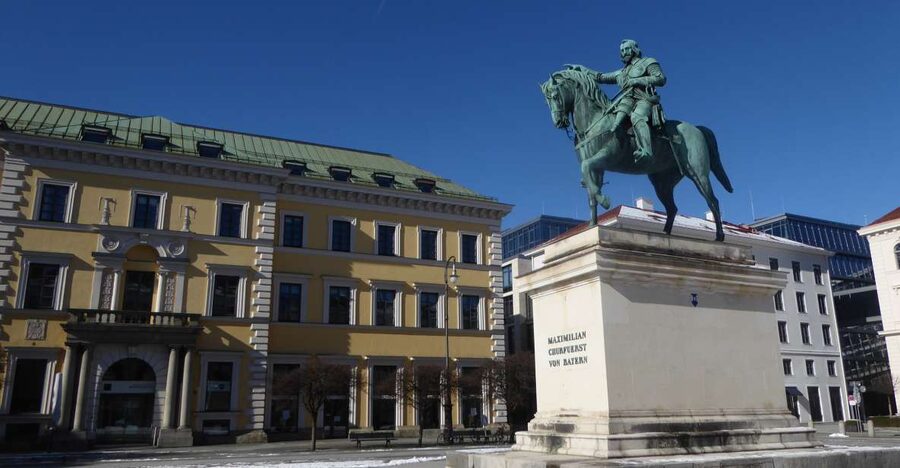 Munich: Historical Walking Tour Maxvorstadt with GEO Epoche - From royal showpiece to student district