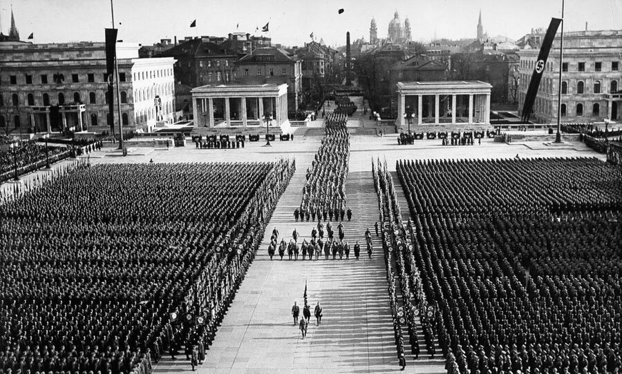 Munich: Historical Walking Tour on the Rise of Hitler - A serious subject without a stiff presentation