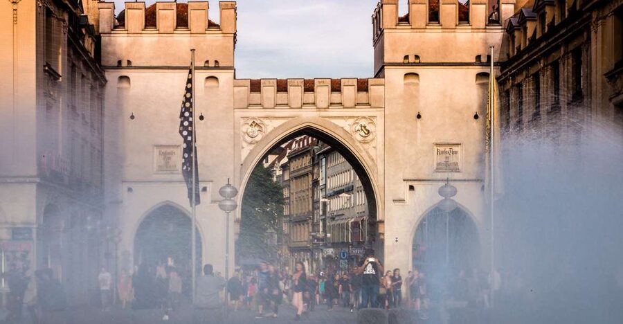 Munich - Illuminati & other Secret Societies, Tour in German - Secret signs begin beneath Karlstor