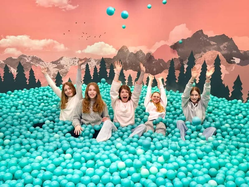 Munich: Magic Bavaria - Museum of Fun, Photos and Illusions - The King’s Hall turns the room upside down