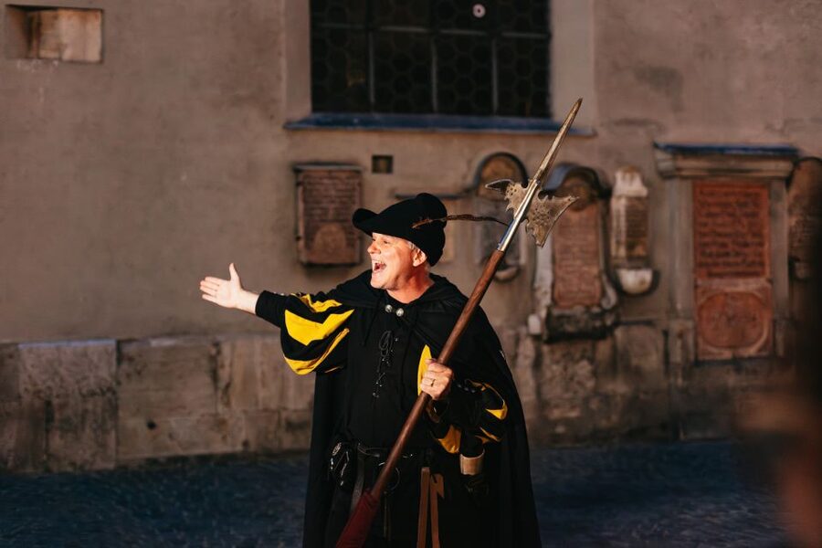 Munich: Middle Ages Tour with Night Watchman - Viktualienmarkt and punishment for bad bakers
