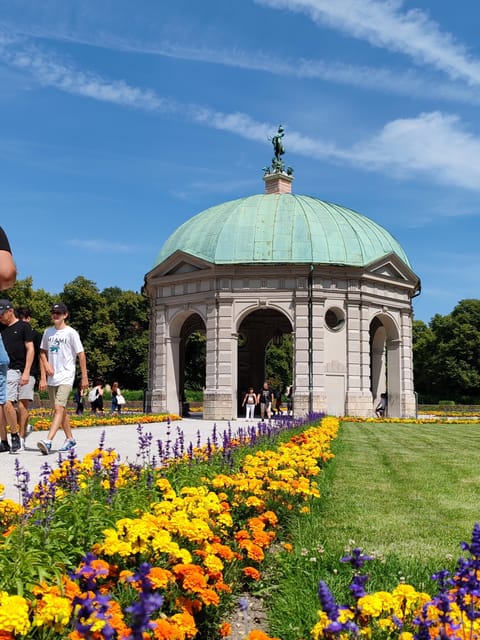 Munich: Mini Classic Bike Tour with Beer Garden Stop at 4 PM - What the guides add to the ride