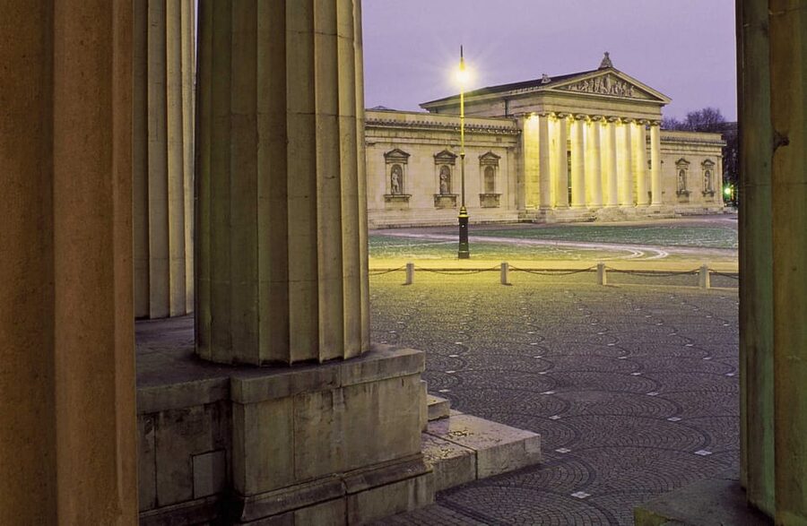 Munich: National Socialism Historical Tour in GERMAN - Starting at Königsplatz and the former Führerbau