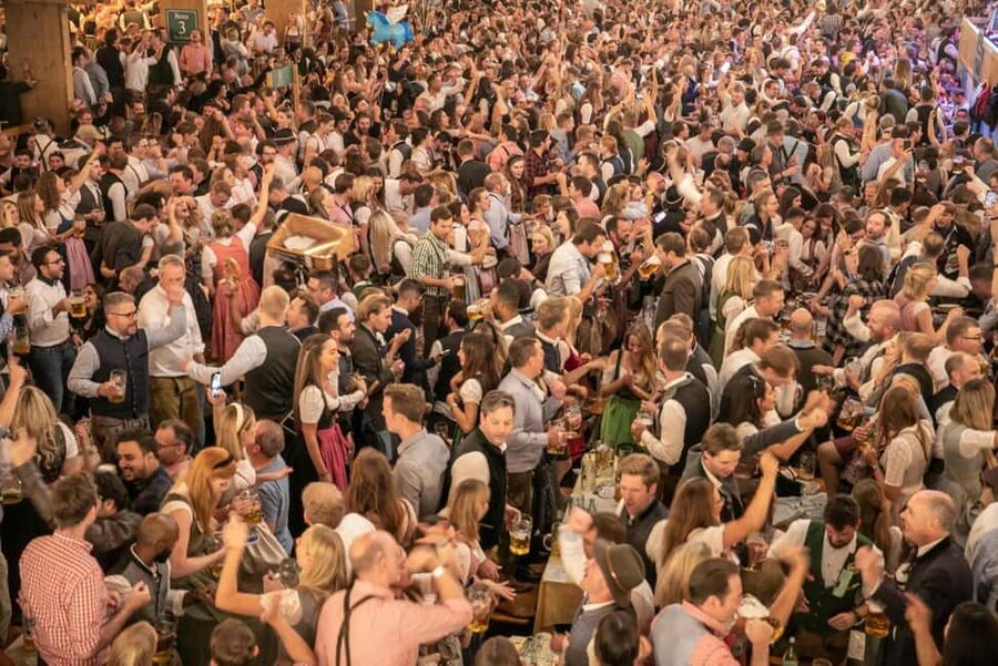 Munich: Oktoberfest Big Beer Tent Evening including table reservation - A guided look around before the tent