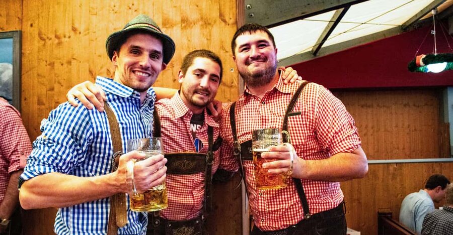 Munich: Oktoberfest Tour with Tent Reservation, Food & Beer - A one-hour walk through Oktoberfest
