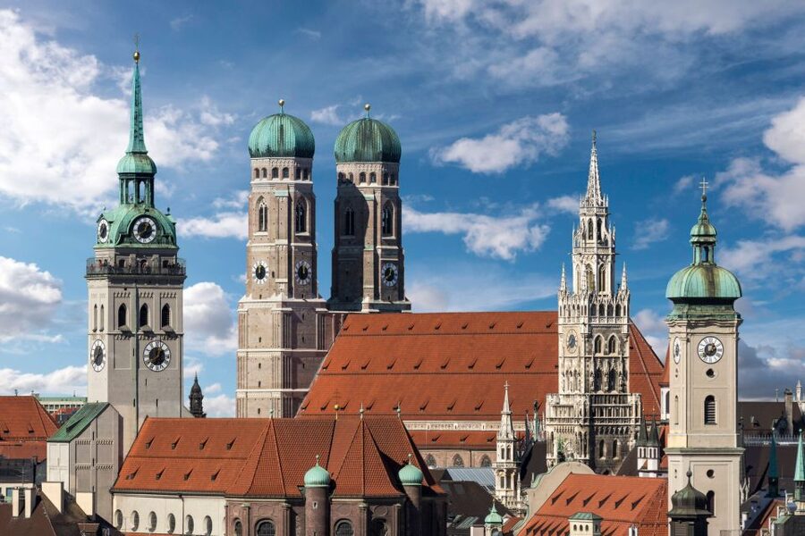 Munich: Old Town Guided Walking Tour - Starting beneath the New Town Hall at Marienplatz