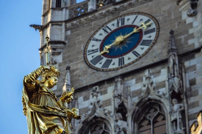 Munich: Old Town Guided Walking Tour - From Odeonsplatz to the Residenz