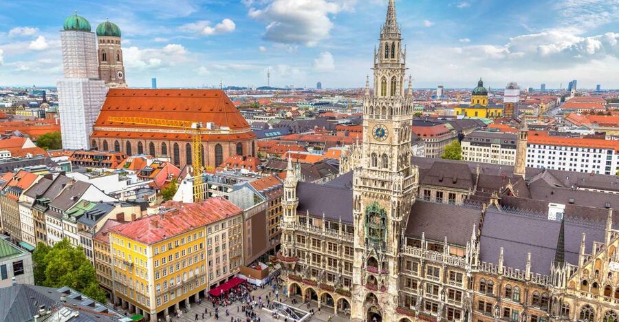 Munich: Old Town & Viktualienmarkt City Walk in German - Key points at a glance