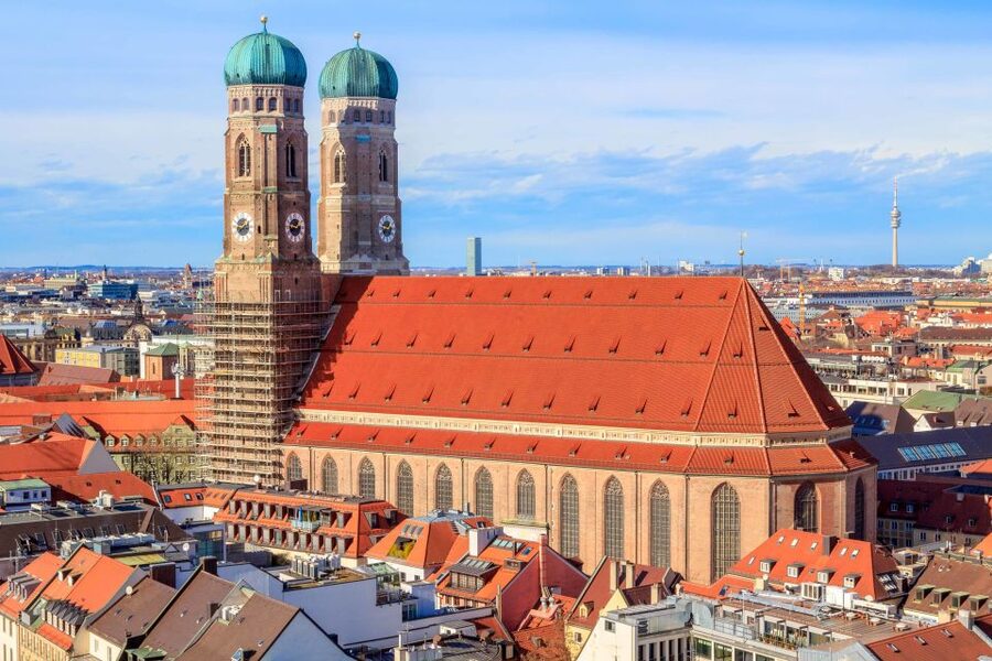 Munich: Old Town & Viktualienmarkt City Walk in German - Guide style and the German-only question