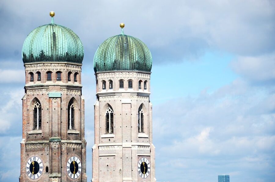 Munich: Old Town Walking Tour in Spanish - Marienplatz when the Town Hall chimes
