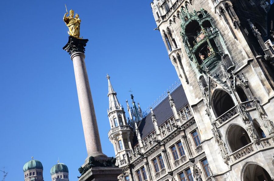 Munich: Old Town Walking Tour in Spanish - Hofbräuhaus and the story behind Munich beer
